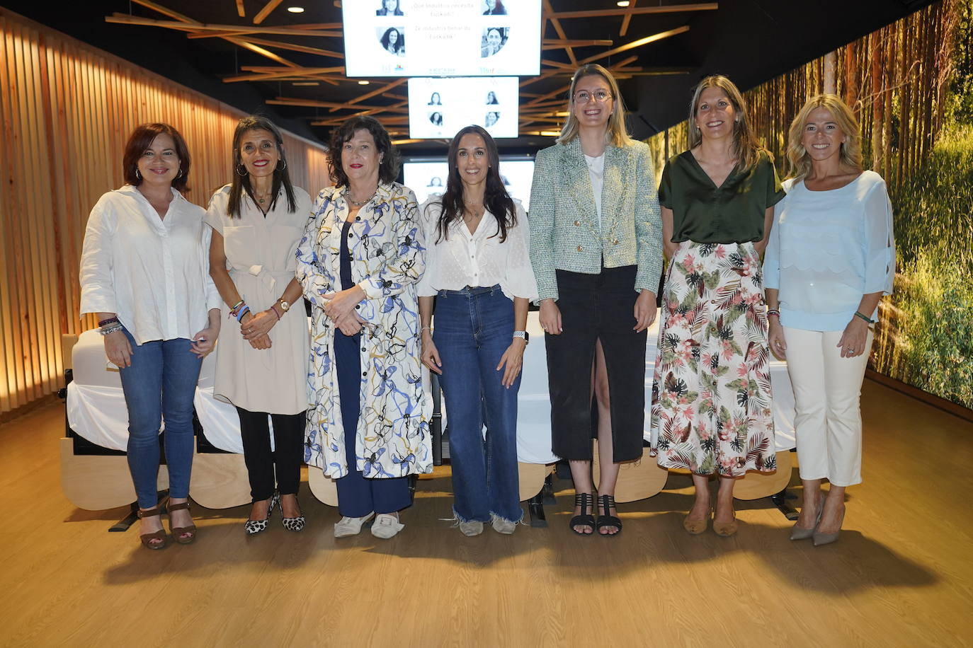 Toñi Pavón, la consejera Nerea Melgosa, la diputada Itziar Gonzalo, Idoia Aguillo, la concejala María Nanclares, la diputada Saray Zárate y la gerente Miren Bilbao.