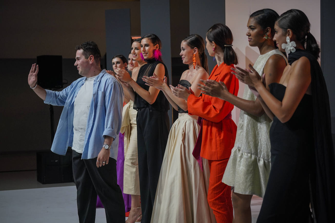 Jon Vaca saluda a las personas que contemplaron su desfile.