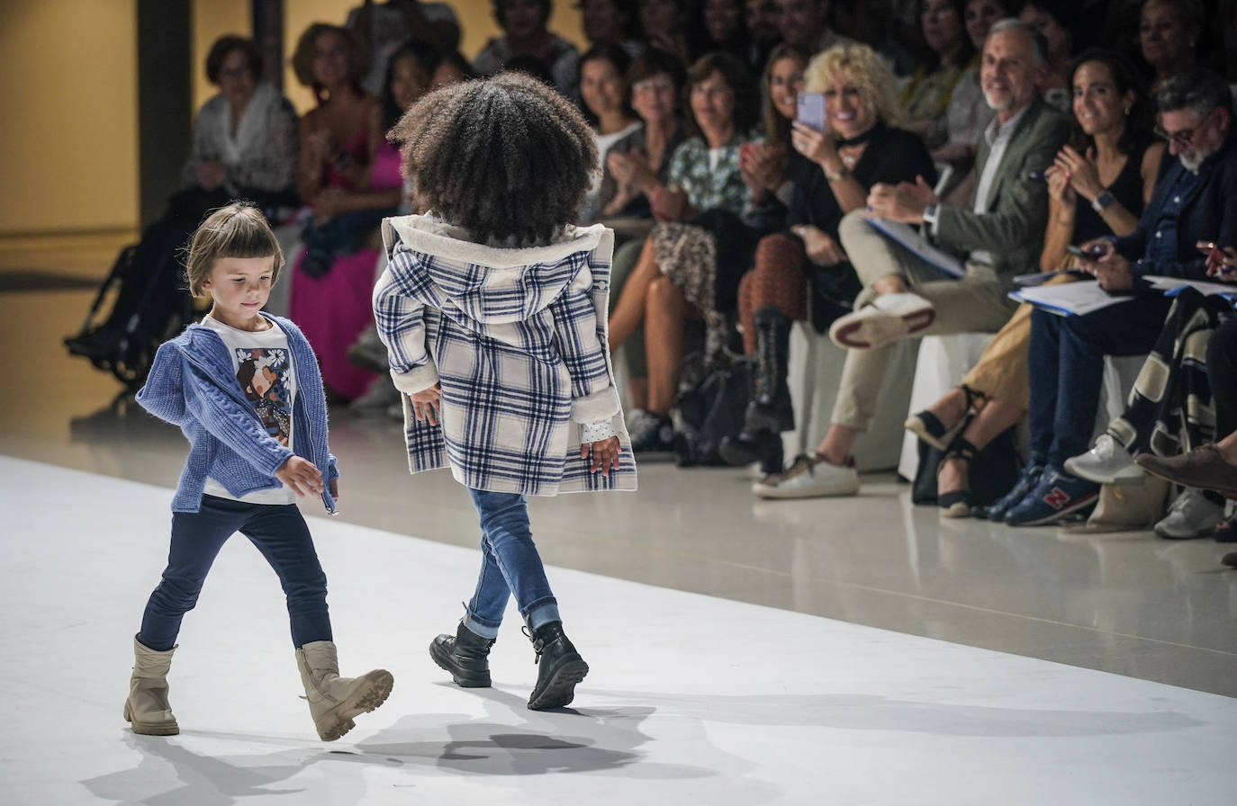 Los más pequeños también desfilaron para presentar las propuestas de ropa infantil y juvenil.