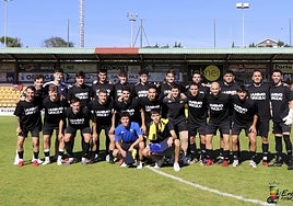 La plantilla del Portugalete con camisetas en las que mandan ánimo a Jon Urkiza.