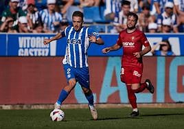 Gorosabel avanza con la pelota en el derbi ante Osasuna.