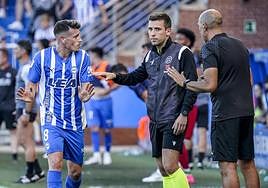 Blanco dialoga con el cuarto árbitro tras su expulsión.