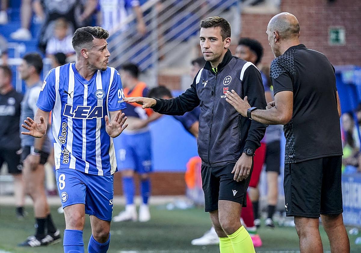 Blanco dialoga con el cuarto árbitro tras su expulsión.