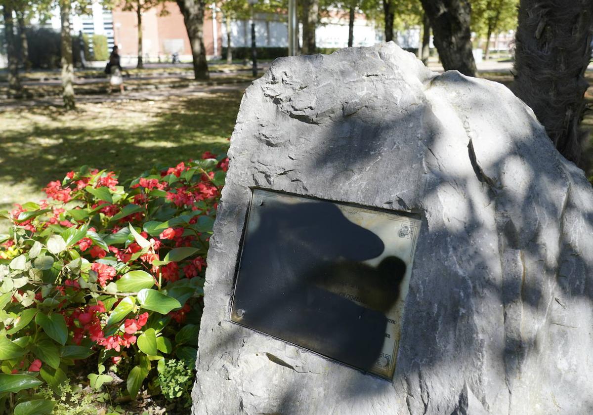 La placa del monolito ha sido cubierta con pintura negra por parte de radicales.