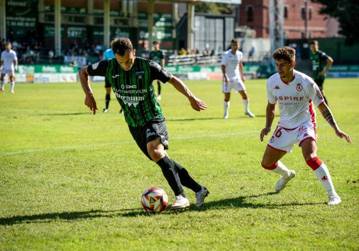 Aitor Aranzabe conduce un balón en el partido del Sestao River frente a la Cultural Leonesa.