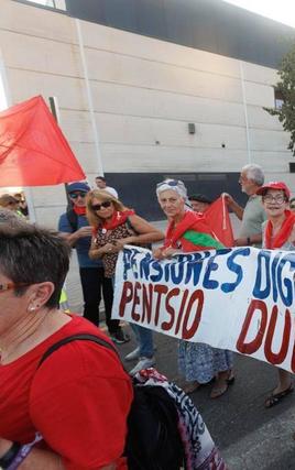 De Bilbao a Granada: jubilados vascos reclaman «pensiones dignas» en la Cumbre Europea