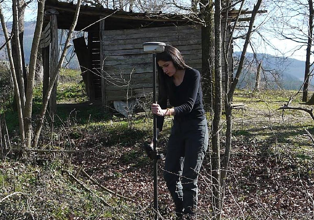 La arquitecta Aitziber González trabajando en su investigación