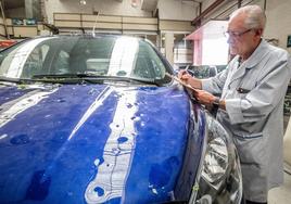 Trabajos de peritaje en un coche dañado por la histórica granizada.