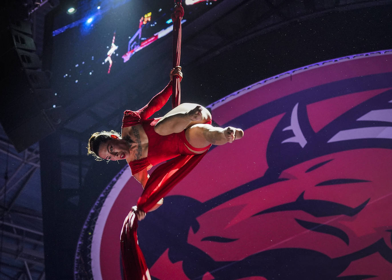 En la previa del Baskonia-Real Madrid los asistentes se deleitaron con un espectáculo acrobático con telas.