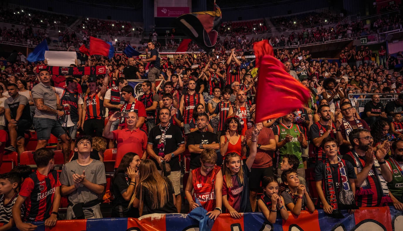Los colores azulgranas estuvieron en todos los rincones del Buesa Arena.
