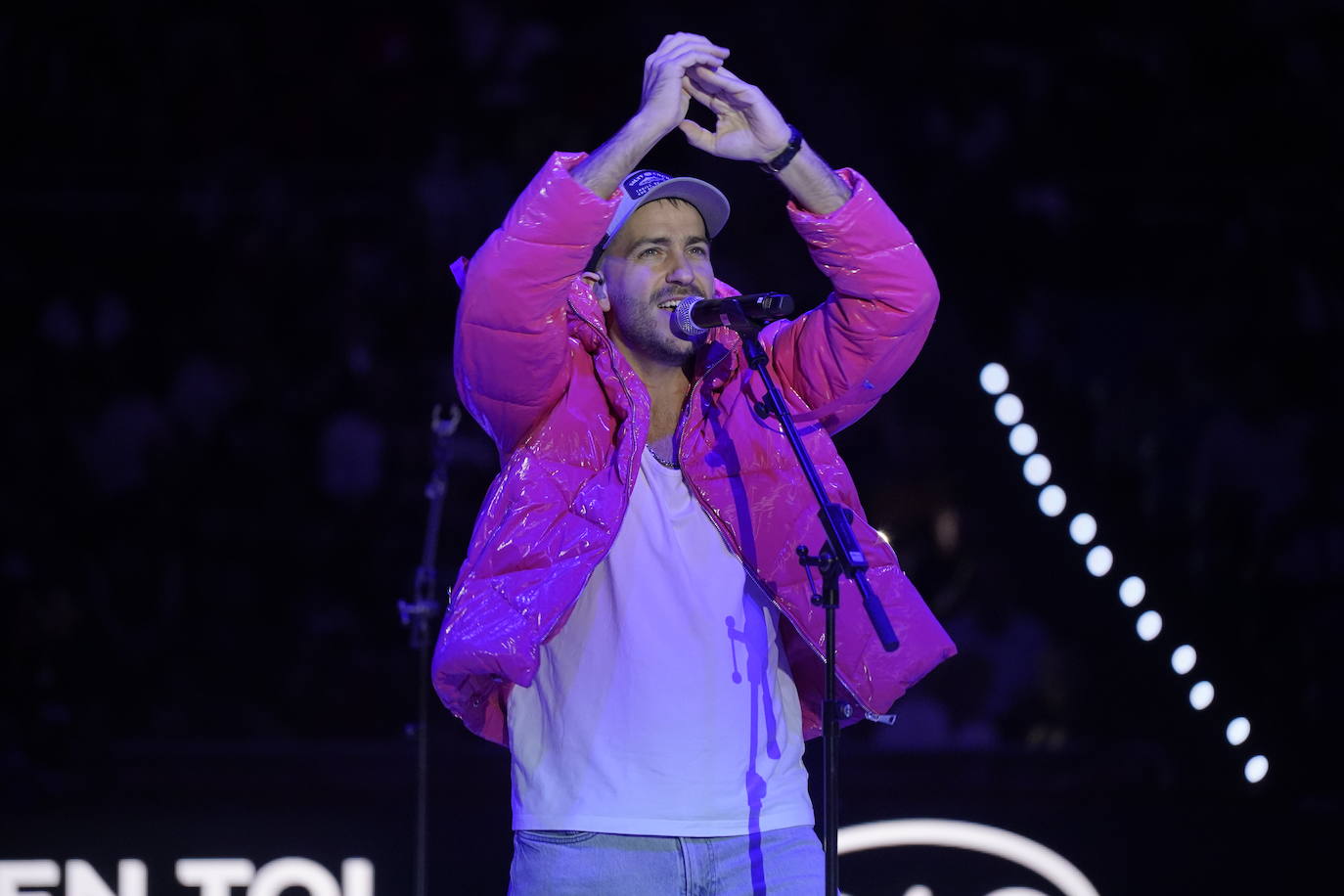 Iñigo Etxezarreta, cantante de En Tol Sarmiento, pone en pie a la afición azulgrana en su actuación al descanso del Baskonia-Real Madrid.
