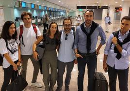 Borja Molina, en el medio, junto a su esposa, Patricia, y varios de sus amigos que no pudieron volar a Bilbao desde Barcelona.