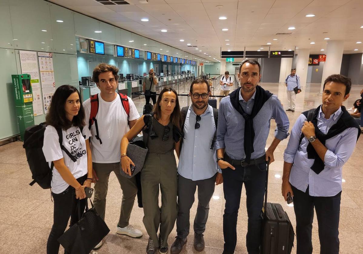 Borja Molina, en el medio, junto a su esposa, Patricia, y varios de sus amigos que no pudieron volar a Bilbao desde Barcelona.