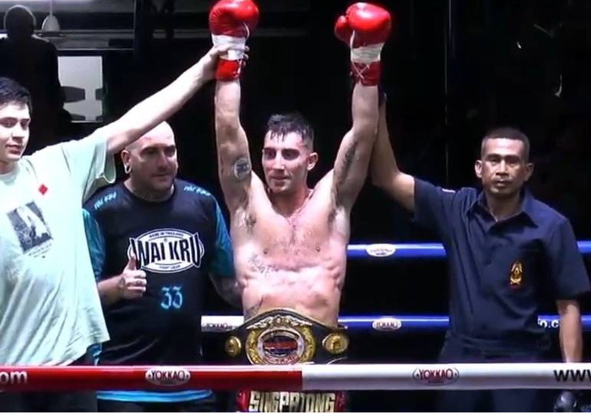 Momento exacto en el que Unai Caro se enfunda el cinturón del estadio Patong boxing en Tailandia.