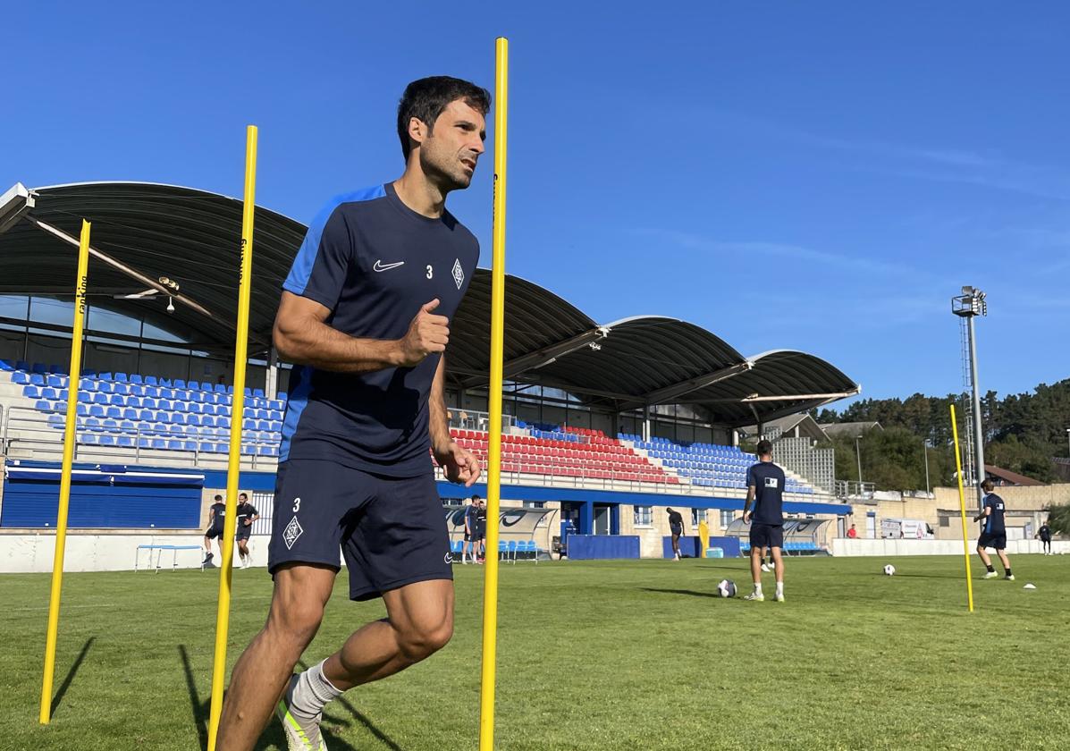 Etxeita, durante un entrenamiento en las instalaciones de Urritxe.