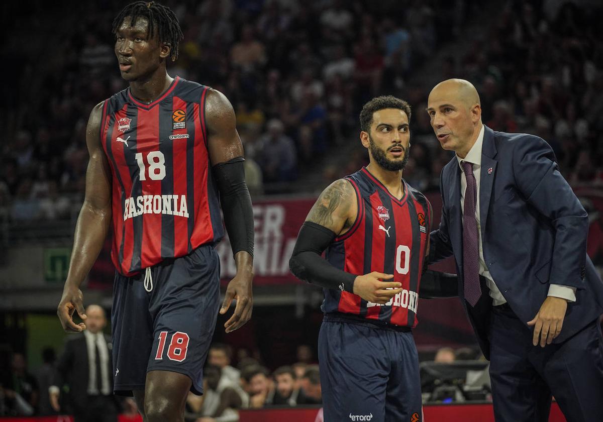 Joan Peñarroya le da unas indicaciones a Markus Howard.