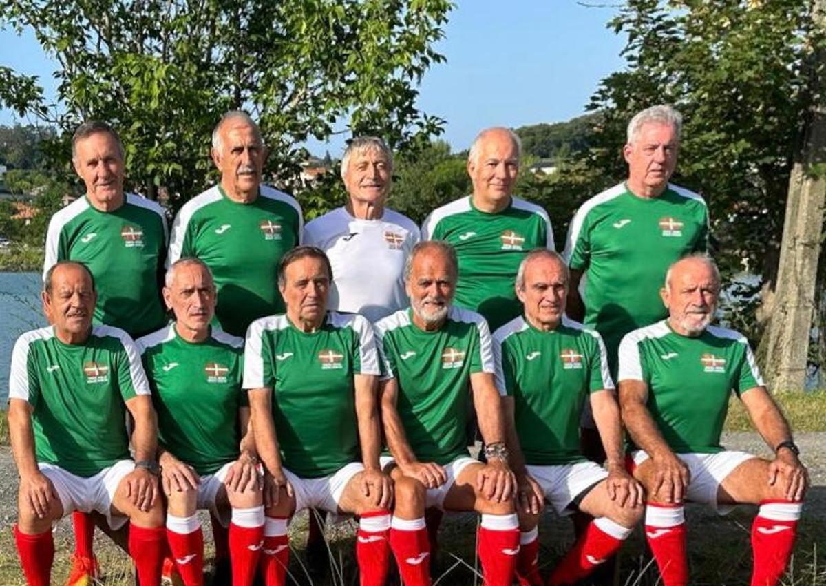 Imagen secundaria 1 - Arriba, foto de familia después del encuentro del mundial este verano en las instalaciones de la FA (Football Association) inglesa junto a jugadores del equipo inglés de +60. Debajo, los equipos de +50 y +60 de 'walking football'.