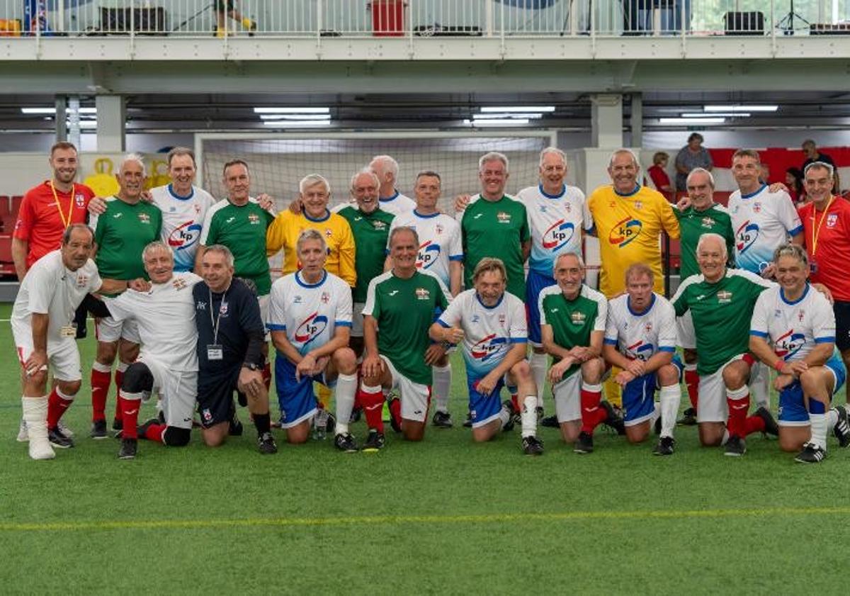 Imagen principal - Arriba, foto de familia después del encuentro del mundial este verano en las instalaciones de la FA (Football Association) inglesa junto a jugadores del equipo inglés de +60. Debajo, los equipos de +50 y +60 de 'walking football'.