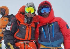 Los dos alpinistas, en la cima del Broad Peak. Abajo, Murtaza Sadpara en el hospital.