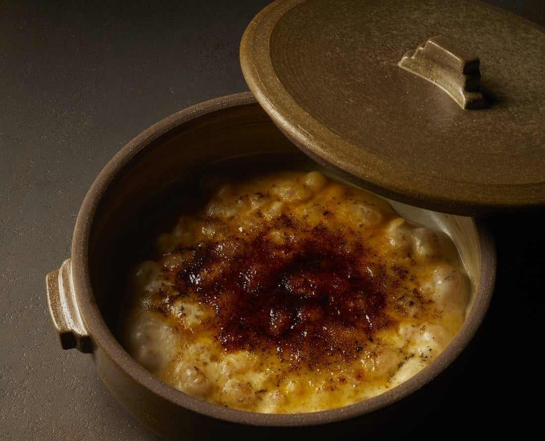 Postre de alubias blancas alavesas cocinadas como si fueran un arroz con leche en Bakea.