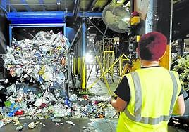 Gestión de residuos de plástico en una planta de tratamiento específico.