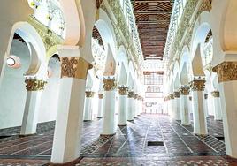 La sinagoga de Santa María la Blanca de Toledo destaca por la belleza de sus 32 pilastras, muestra de riqueza arquitectónica y ornamental.