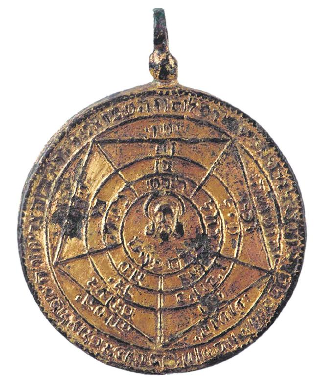 Amuleto moldeado en bronce con baño de oro e inscripciones en hebreo (sg XV-XVI).