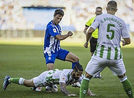 Isco cae ante Ander Guevara.