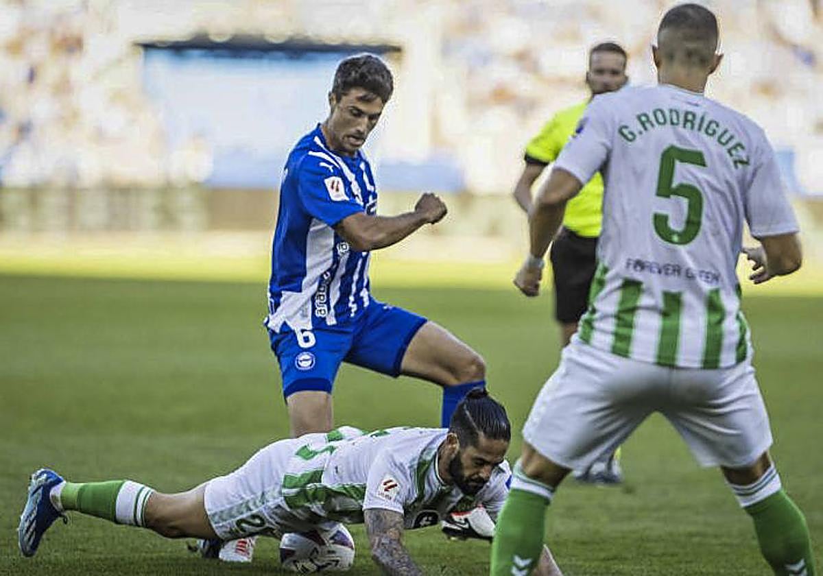 Isco cae ante Ander Guevara.