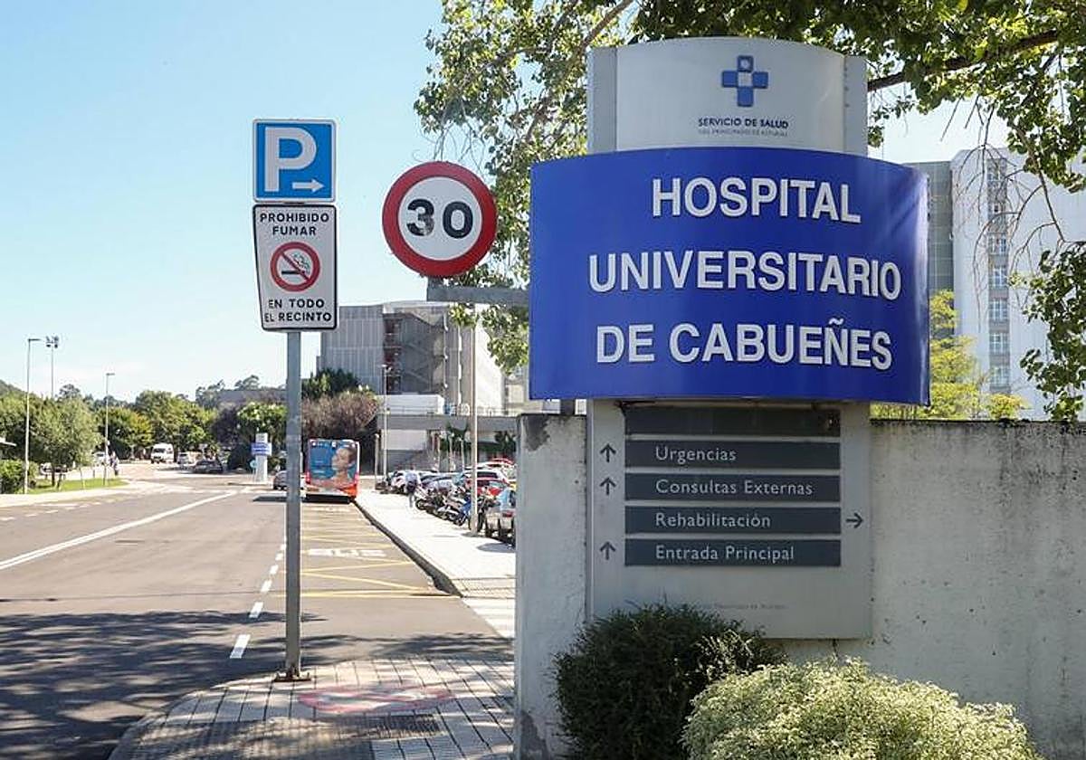 Hospital de Cabueñes, donde fue trasladada la víctima de la agresión.