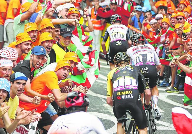 Adam Yates tira de Pogacar y Vingegaard en un pasillo de ikurriñas y camisetas del Euskaltel durante la etapa inicial del Tour 2023.