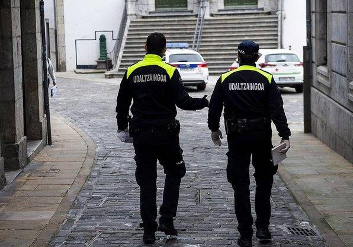 Dos agentes de la Policía Municipal de Lekeitio caminan por el casco viejo.