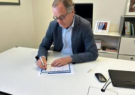 Alfonso Alonso, firmando el aval de De Andrés.