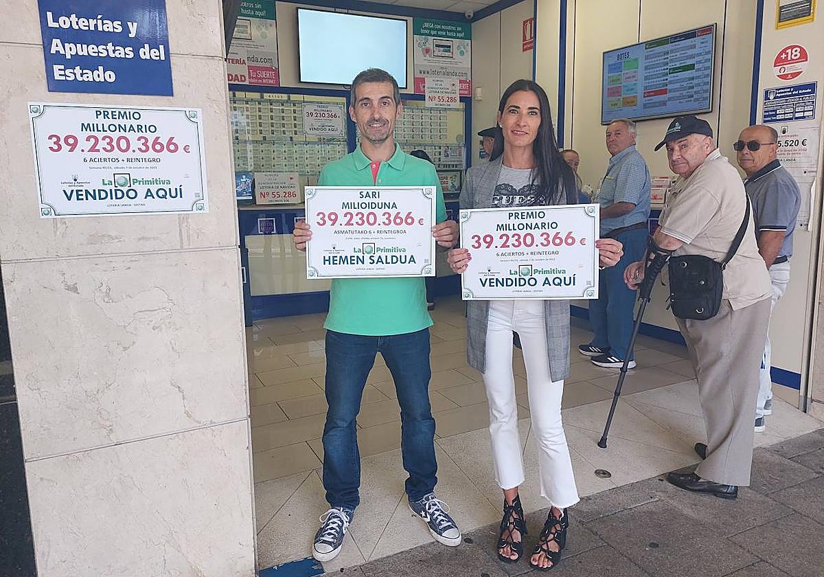 Gustavo Fernández junto a su mujer Fátima Pérez, rodeados de clientes a primera hora de este lunes.