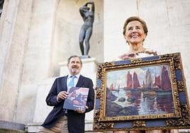 Begoña Alcalá Galiano, con un cuadro de su abuelo, e Ignacio Marco-Gardoqui, con el libro-catálogo.