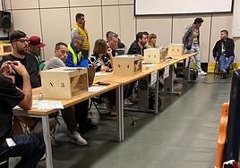 Momento de votación durante el referéndum sobre el convenio de Michelin Vitoria en junio