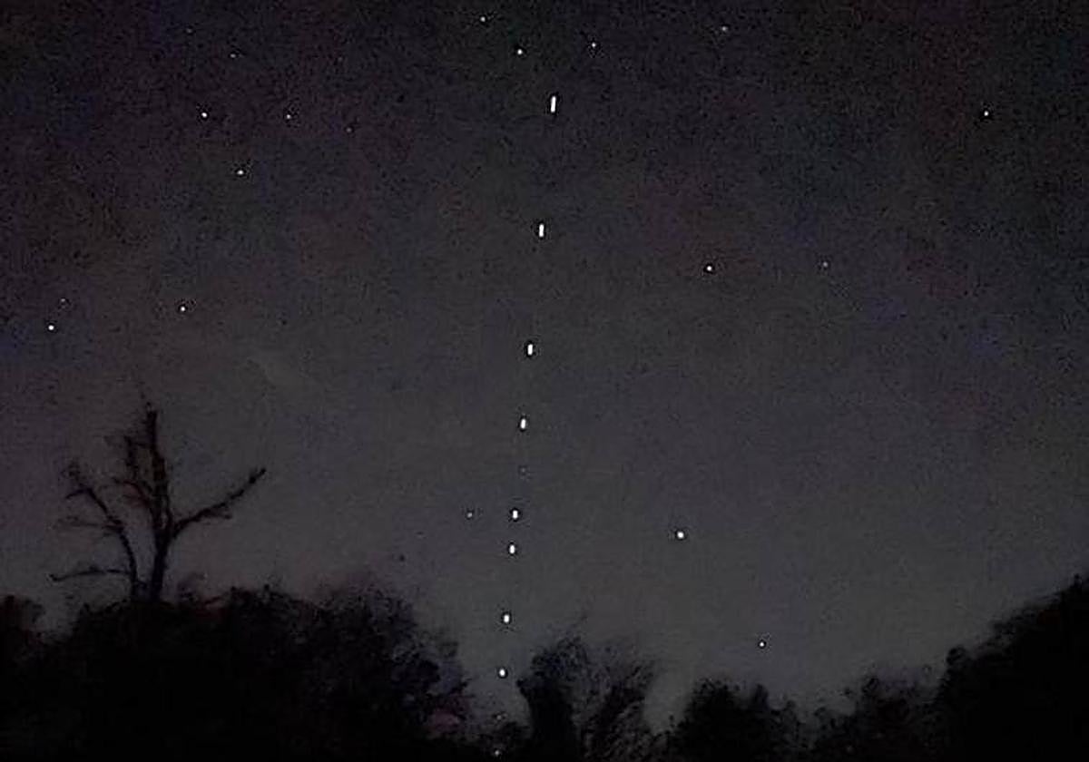 La caravana de satélites de Starlink, anoche en el cielo de Rocamundo.