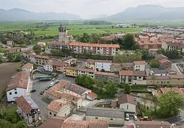 El acusado, de acuerdo con otra persona o personas cuya identidad se desconoce, entraron por la fuerza en una casa-palacio alavesa.