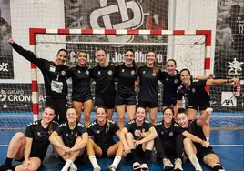 Las jugadoras del Zuazo celebrando su primera victoria en División de Honor Oro.