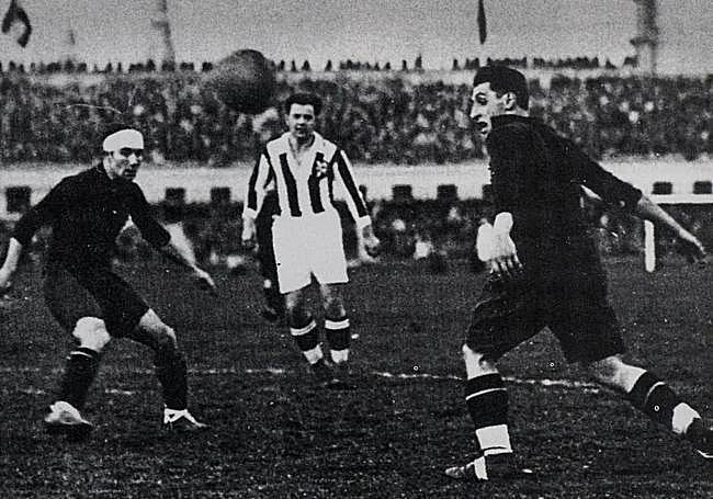 Ciriaco Errasti en un partido con la selección de España.