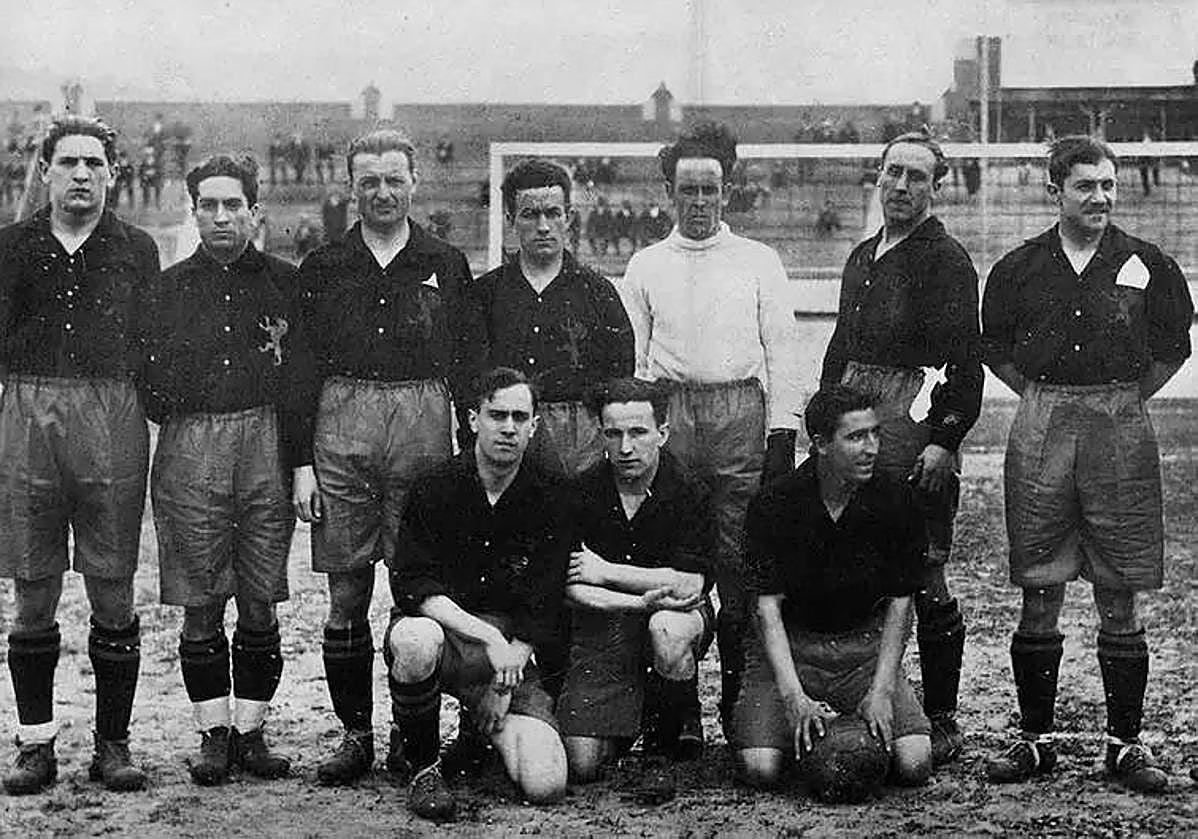 El equipo nacional con Quincoces el primero de pie por la derecha.