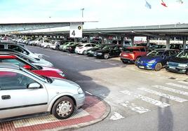 El parking de Foronda lleva meses con niveles de ocupación muy altos. Incluso se ha llegado a multar a vehículos por estacionar en zonas no habilitadas.