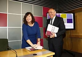 La titular foral de Hacienda, Itziar Gonzalo, junto al diptuado general, Ramiro González.