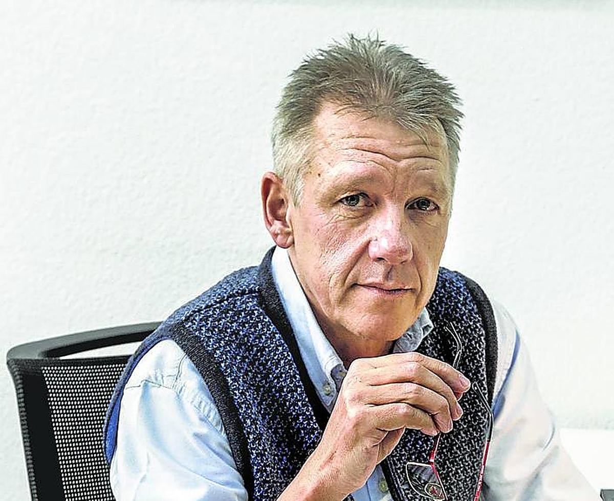 El académico Ludger Mees, en su despacho del Campus de Leioa de la UPV/EHU.