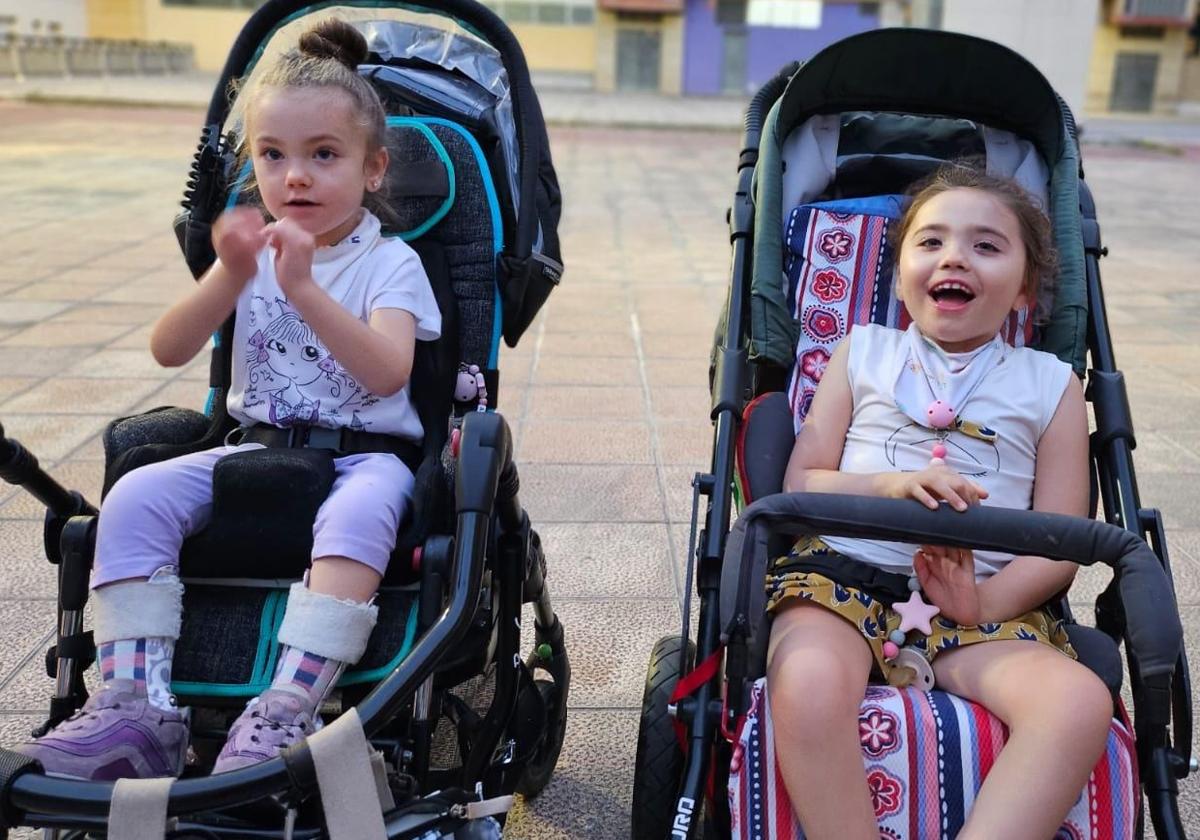 Las pequeñas Ane, jarrillera de 5 años, y Julene, etxebarritarra de 6, son muy alegres y risueñas.