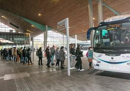 Varios pasajeros, ajenos a la información, hacen cola en la estación de autobuses de Vitoria.