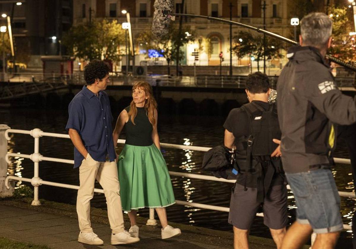 Pablo Molinero y María Vázquez durante el rodaje de 'Nosotros' en Bilbao.