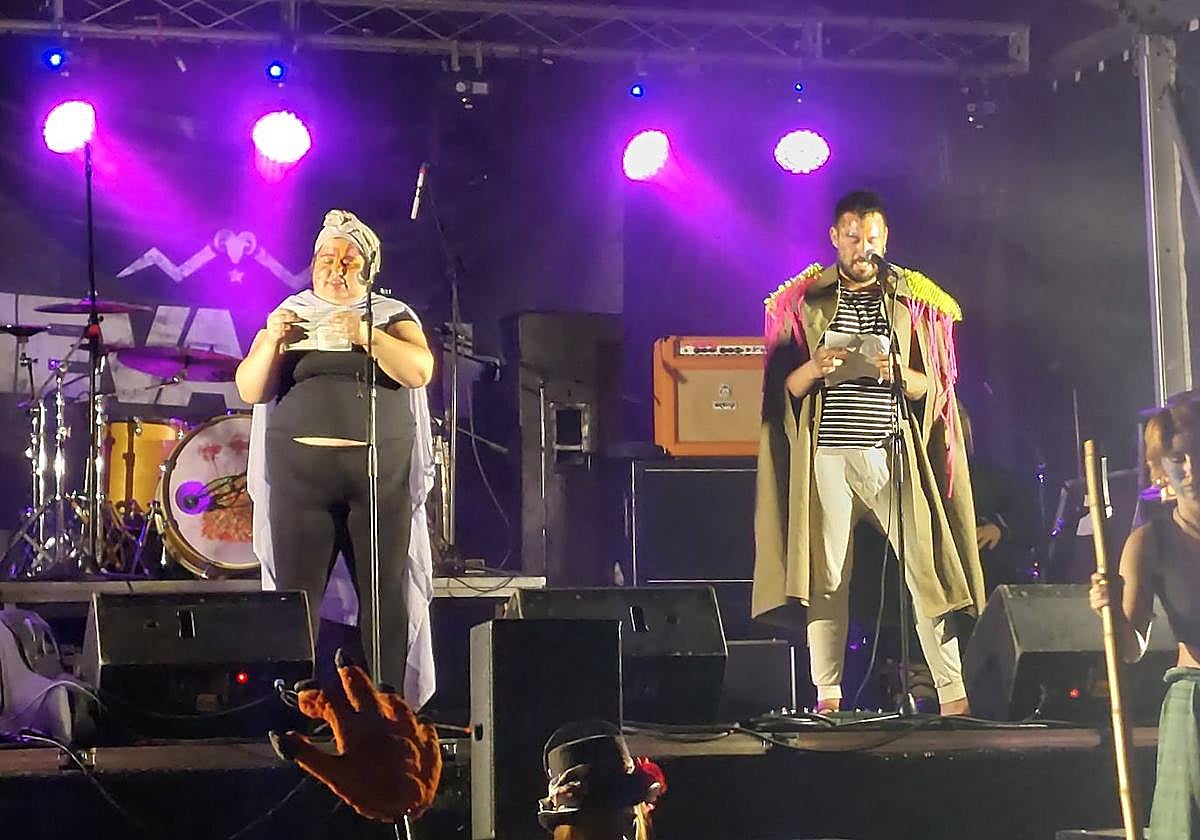 El grupo de teatro Karrika ofreció un espectáculo y lanzó el txupinazo de las txosnas de Durango este miércoles