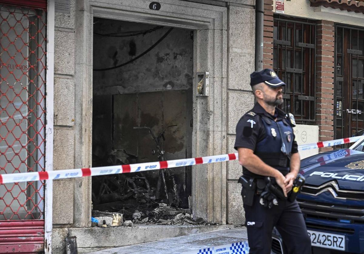 Entrada del inmueble en la que se ha producido el incendio.