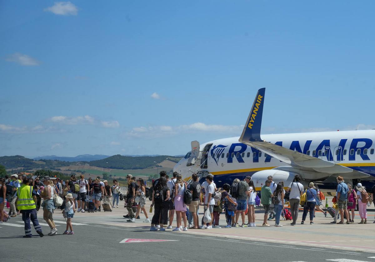 Pasajeros junto a un avión en el aeropuerto de Foronda.